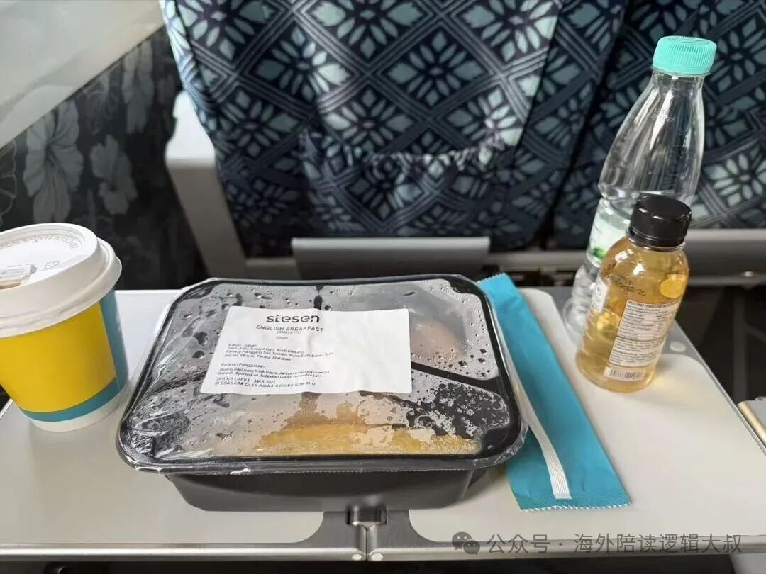 五、餐食实测：一份热餐加一个零食盒